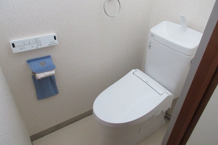 クッションフロアを貼り替えて清潔に、トイレを取り替えて使いやすく！