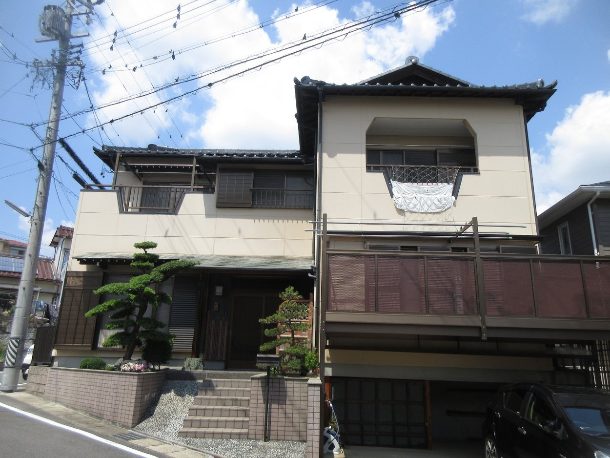 最近雨漏れがあり外壁塗装と一緒に直したい