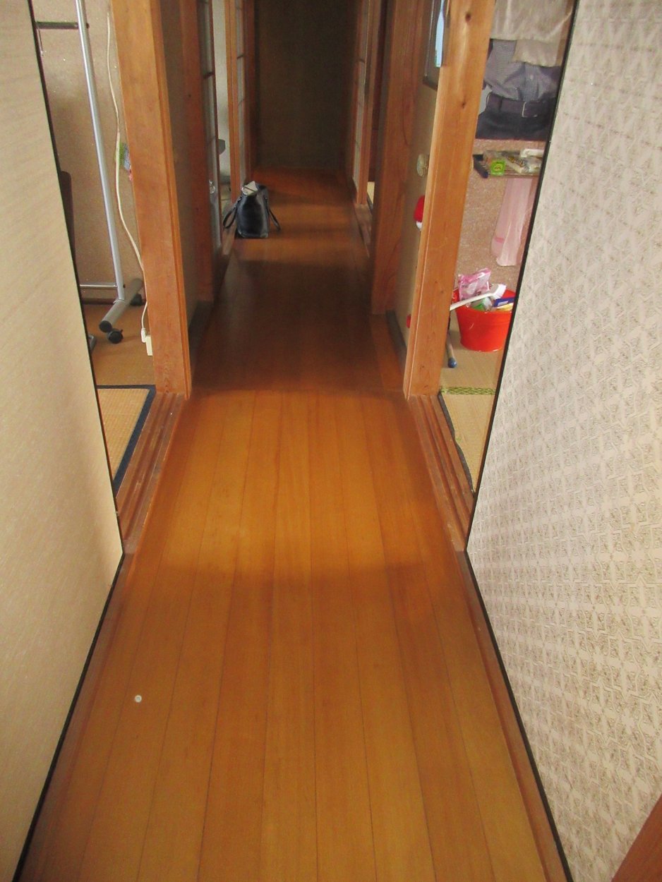 2階廊下の床が歩くとふかふかするんです...