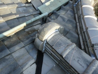 屋根に使われている銅板に穴