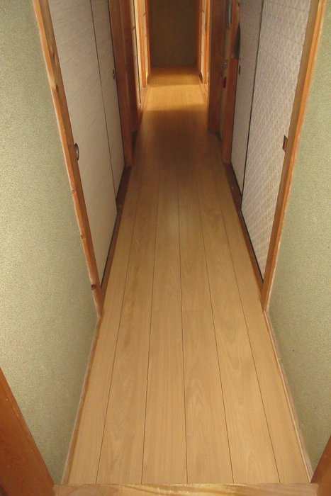 安心して歩ける廊下になりました！　２階廊下床張り工事