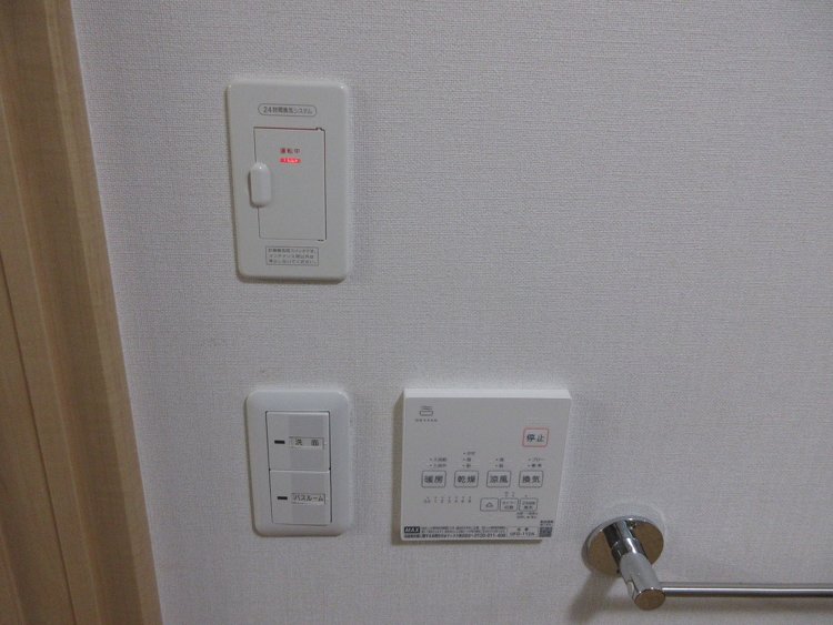 浴暖のリモコンをスイッチ横に設けました。