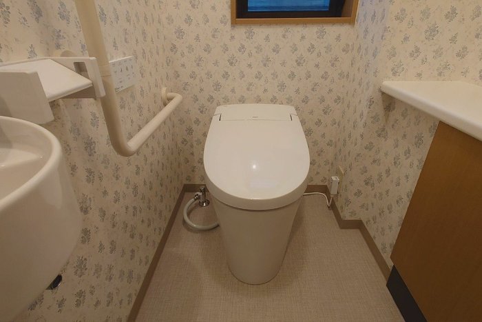 ～タンクレストイレのリフォームで室内がスッキリと、壁付け手洗器を新しく設置～