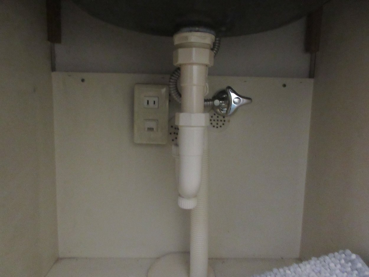 小型電気温水器のみ撤去して排水からの水漏れを解消！
