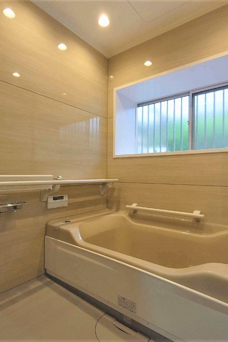 跨ぎやすい浴槽で安心して使用できる浴室に　介護リフォーム/介護保険使用リフォーム