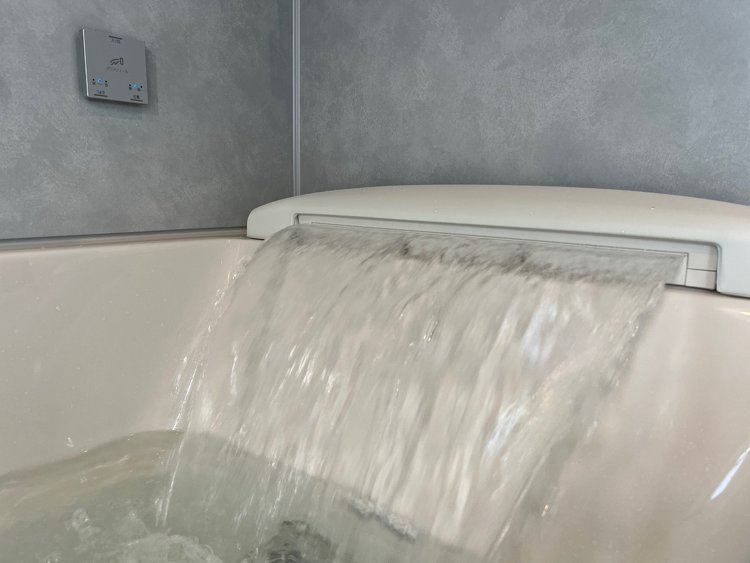 LIXILの人造大理石「グランザ」浴槽。アクアフィールを設定し、肩湯・肩ほぐし湯・腰ほぐし湯を愉しめる浴槽に。