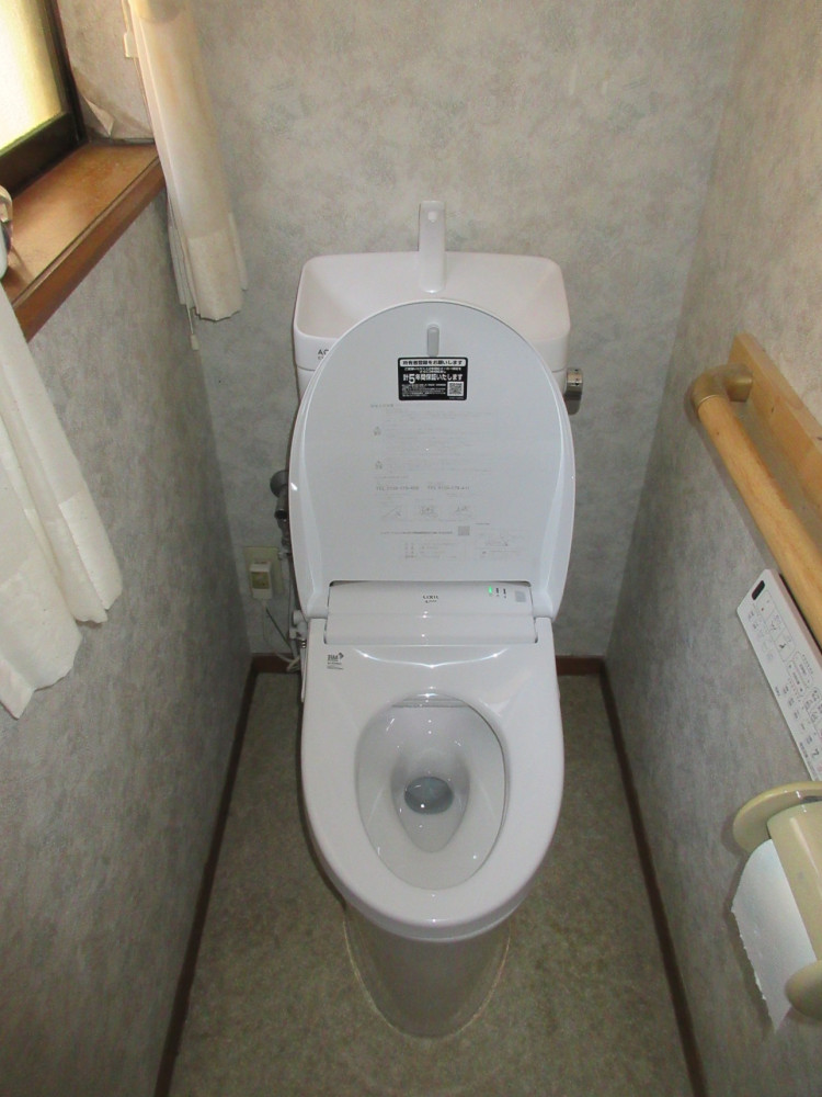 1階トイレはお掃除しやすい壁リモコンタイプに！