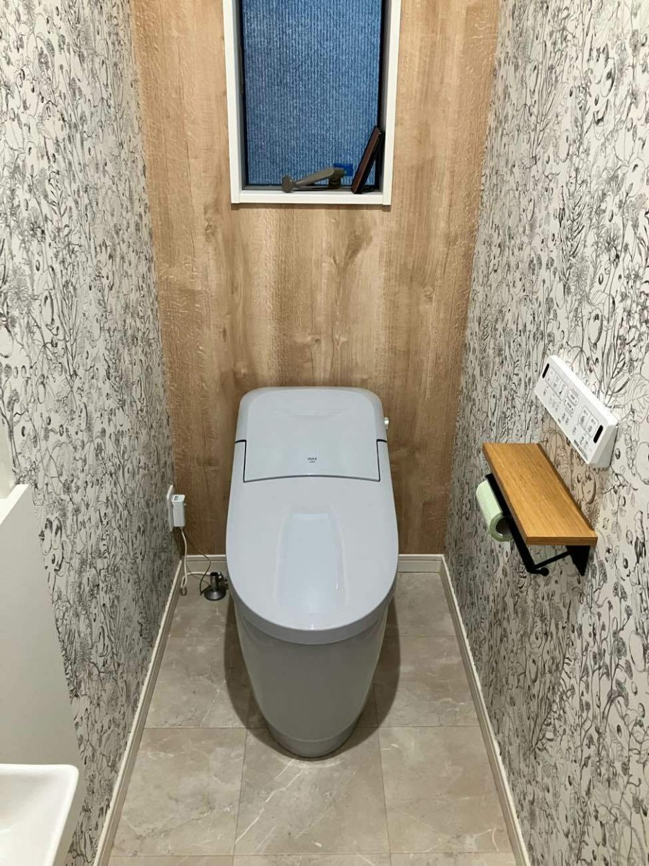 ブルーグレーのトイレで統一感のあるおしゃれなレストルームに