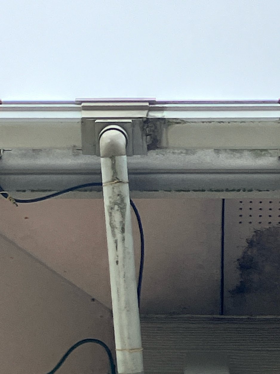 樋がズレてしまって、庭に雨が落ちるんです。