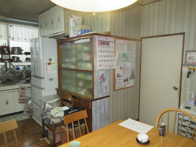 スペースが無く冷蔵庫が飛び出していました