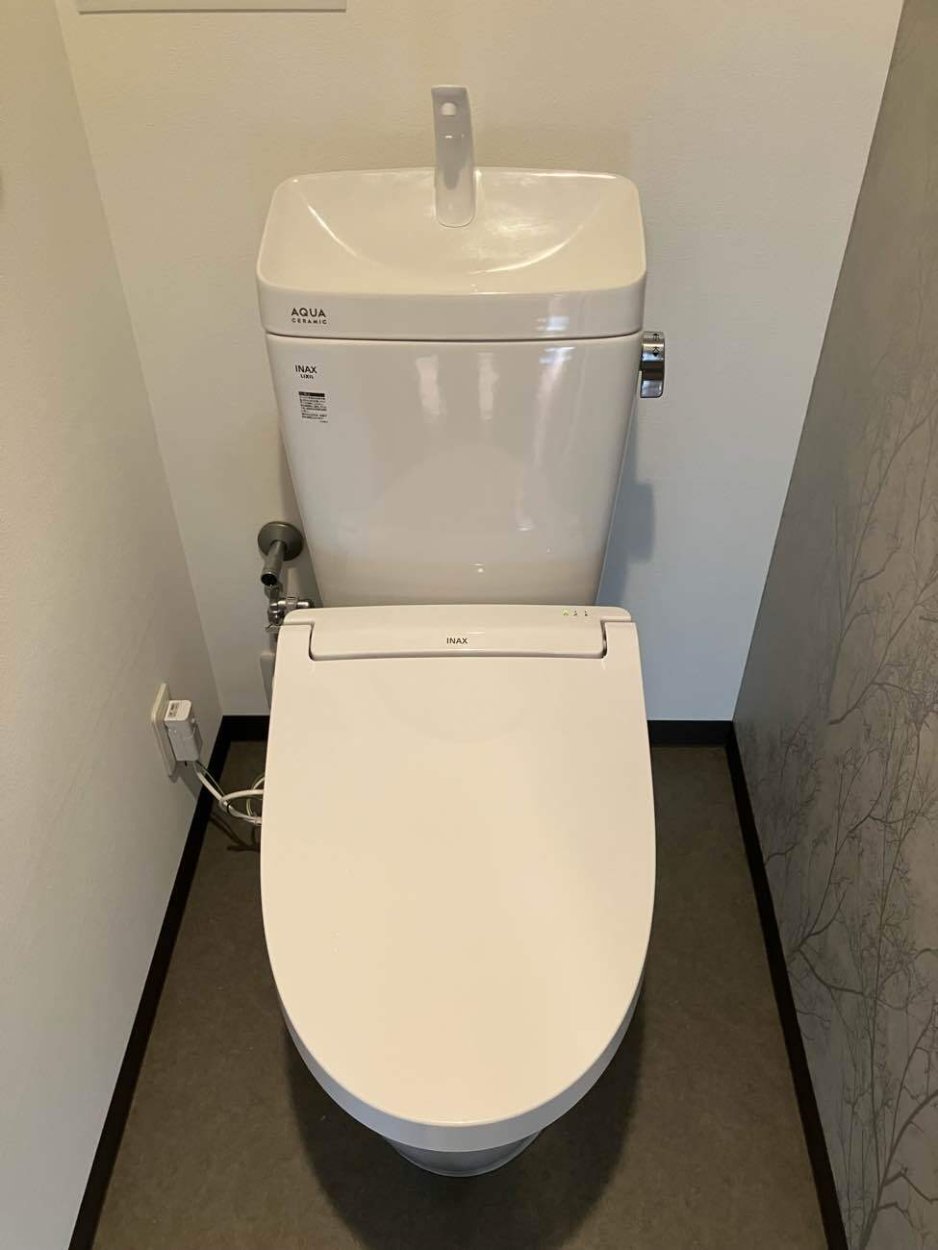 アクセントクロスがおしゃれなトイレになりました