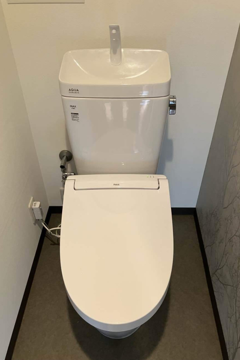 トイレ取替工事　アクセントクロスがおしゃれなトイレへ