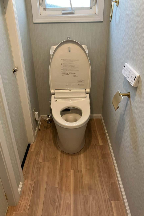 爽やかなブルーのクロスが素敵なトイレに