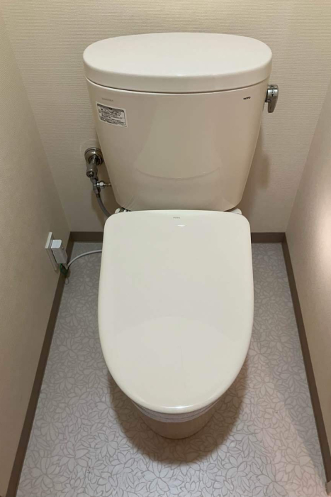 トイレ取替工事　床クッションフロアも張り替えました