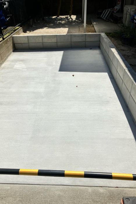 駐車場を拡張して2台止めれるようにしました。