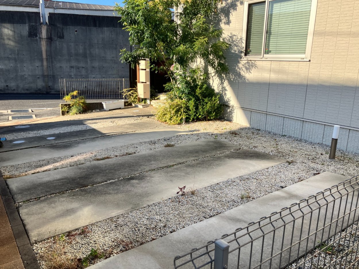 砂利の駐車場をどうにかしたいな。