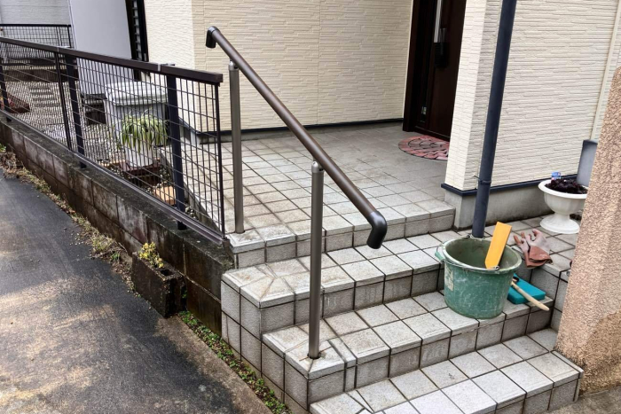 玄関アプローチの手すりの取付