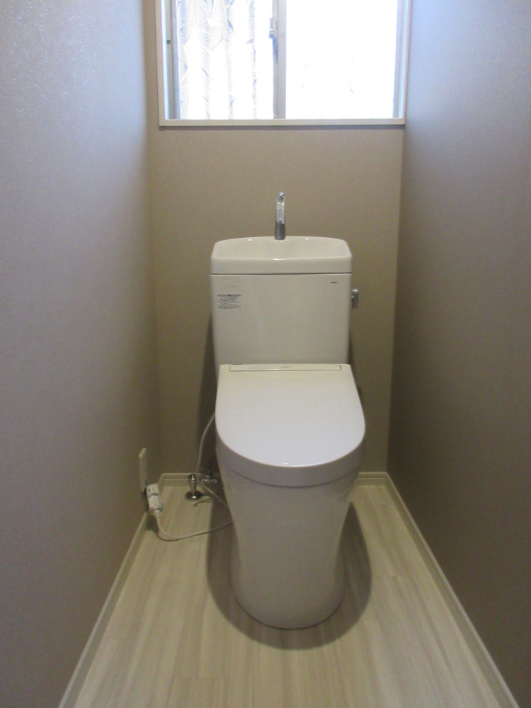 入口を移設して広々としたトイレに