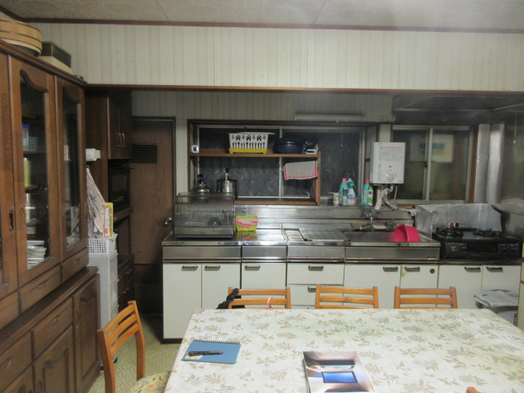 壁付けのキッチンから・・・