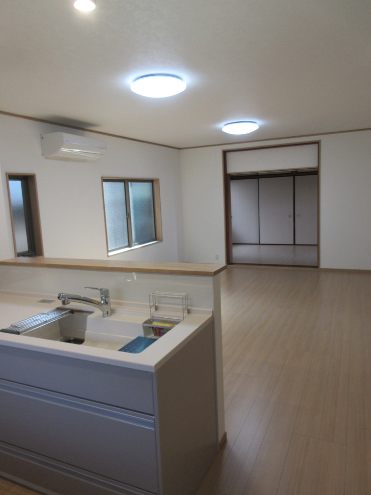 キッチン～中央の和室までを1部屋にしました