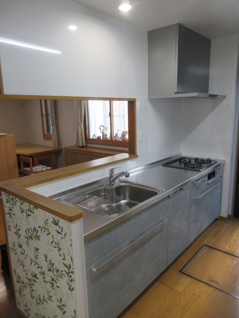 アクセントクロスで爽やかに!彩りが映えるキッチンへ!