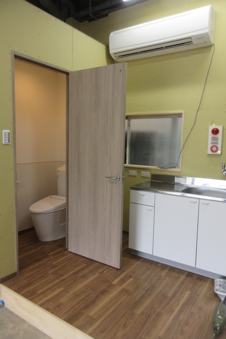作業場に流し台とトイレを設置し、快適な環境に！