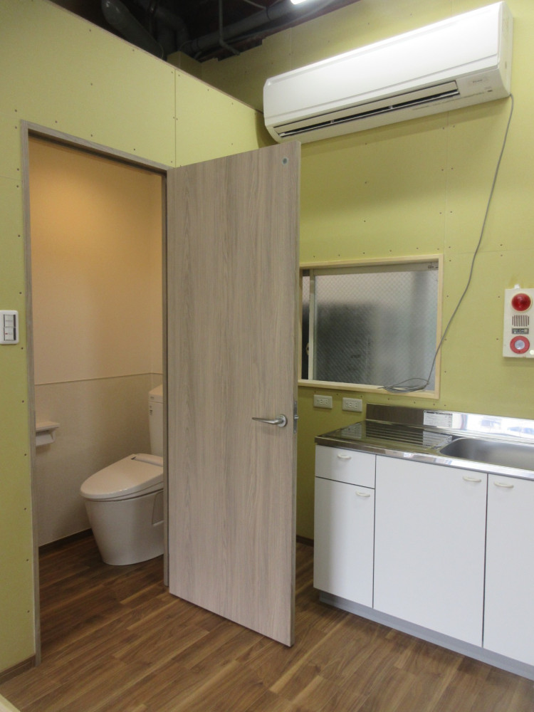 間仕切りを作ってトイレと流し台を設置しました！