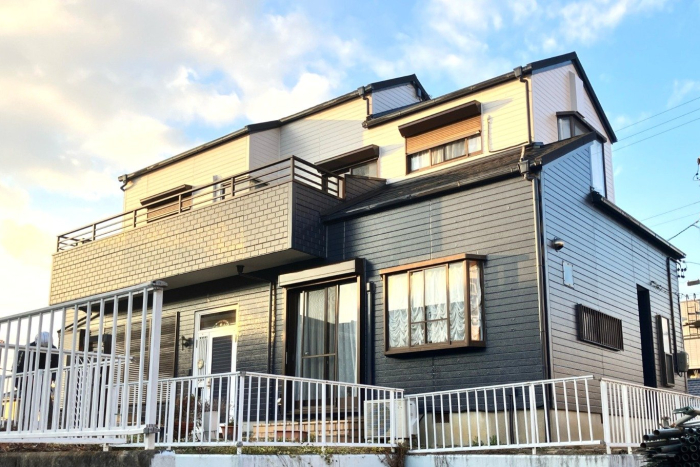 ALC外壁をツートンカラーに、濃紺を使用してメリハリの色替え住宅