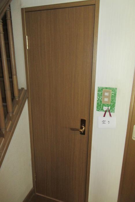 トイレの鍵が壊れて出られなくなった！