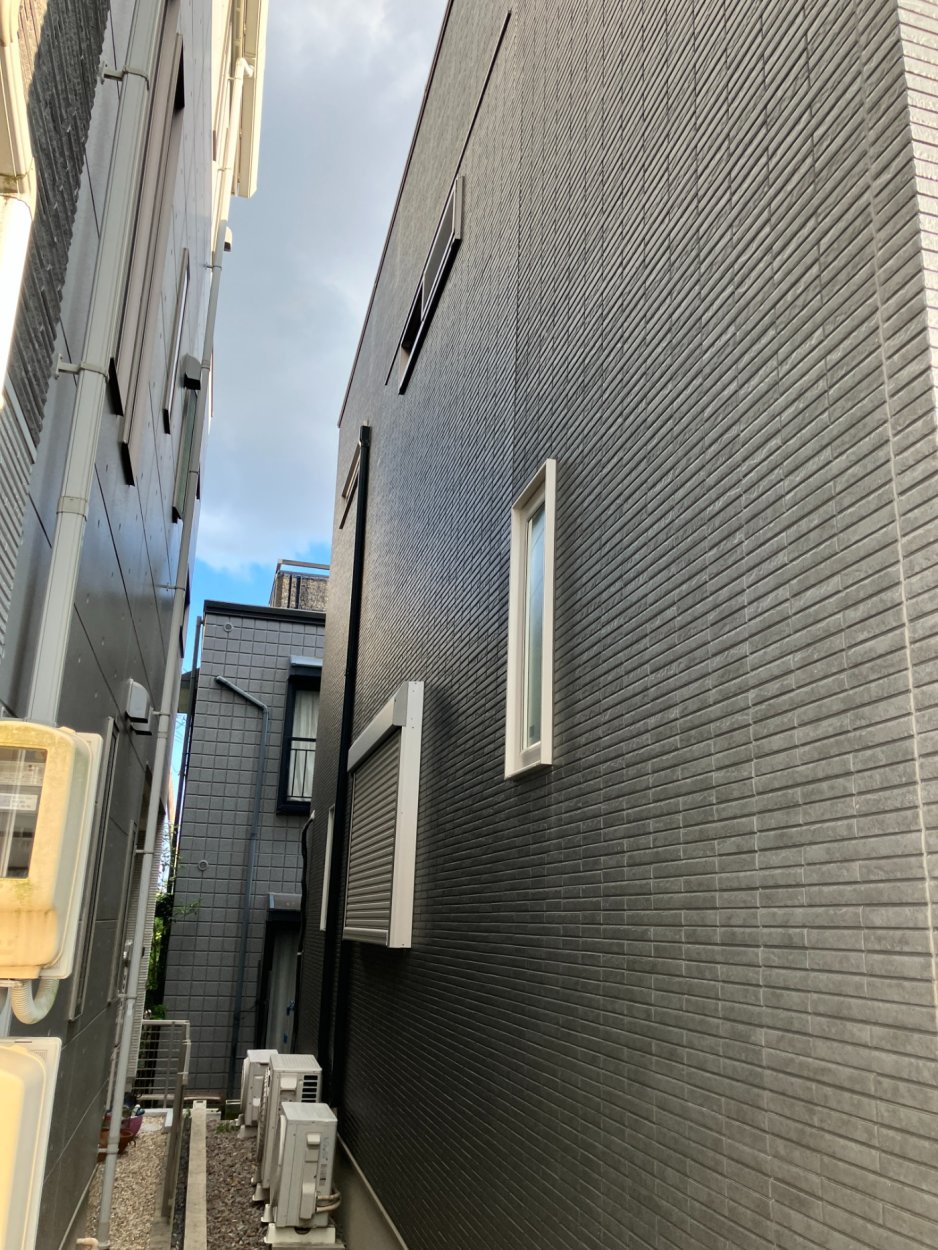 バルコニーを引っ込ませて平らにしました。