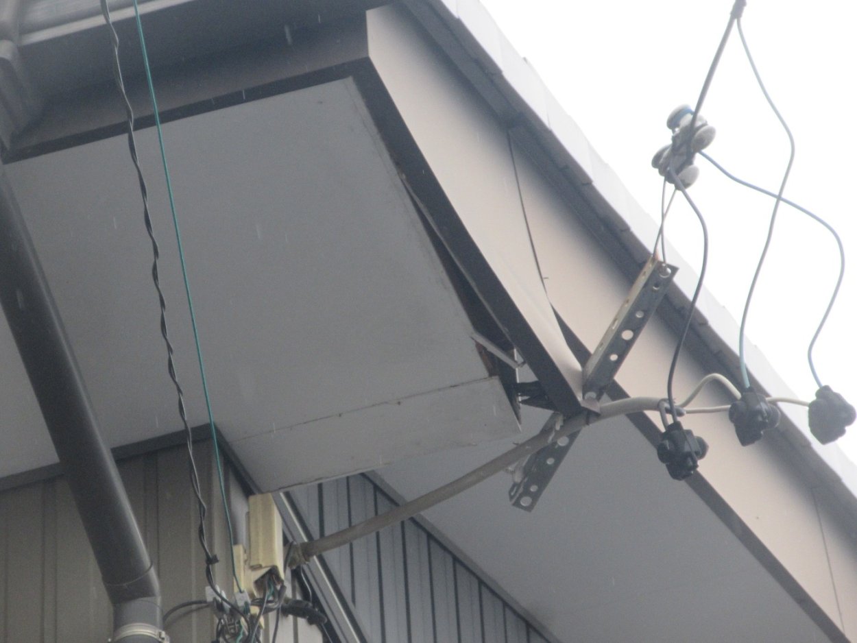 電気の配線が外れているように見えるんです。