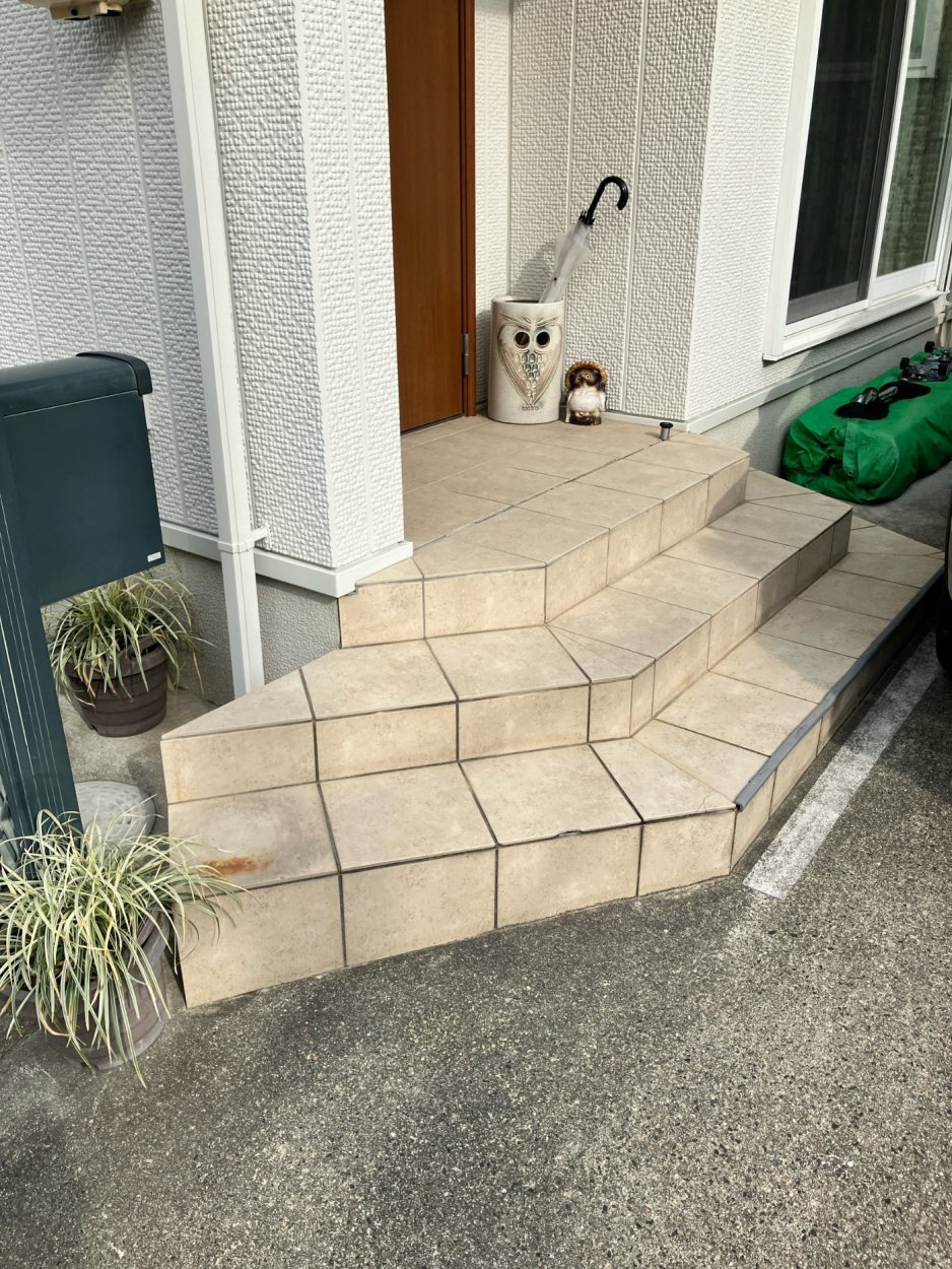 タイルが割れていて下がってきているようです。