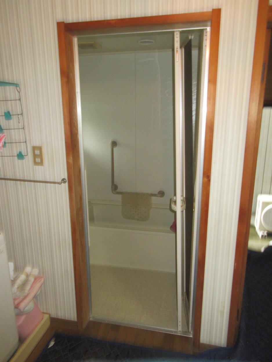 折戸が外れてしまう。