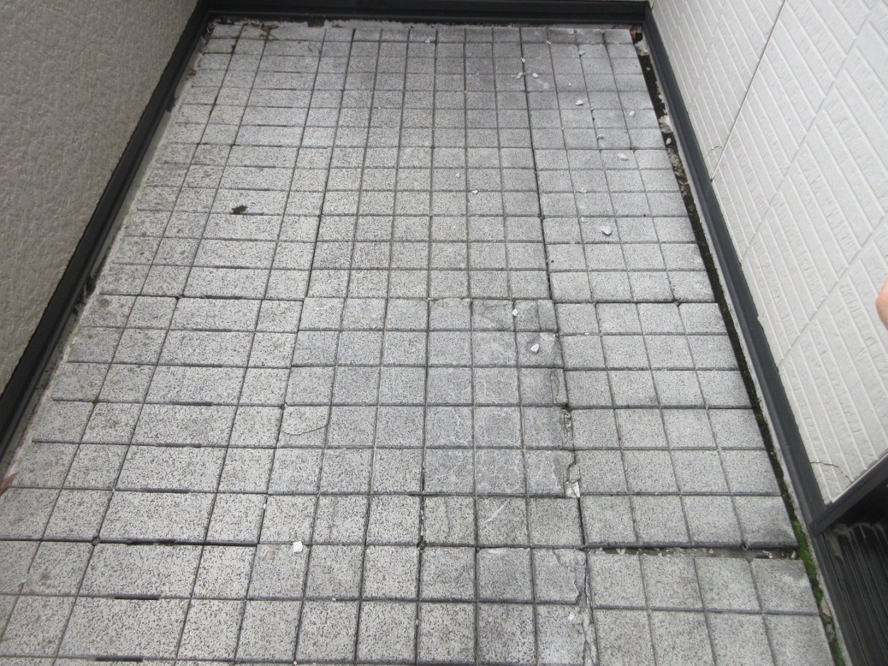 ベランダのタイルが割れてしまっています。