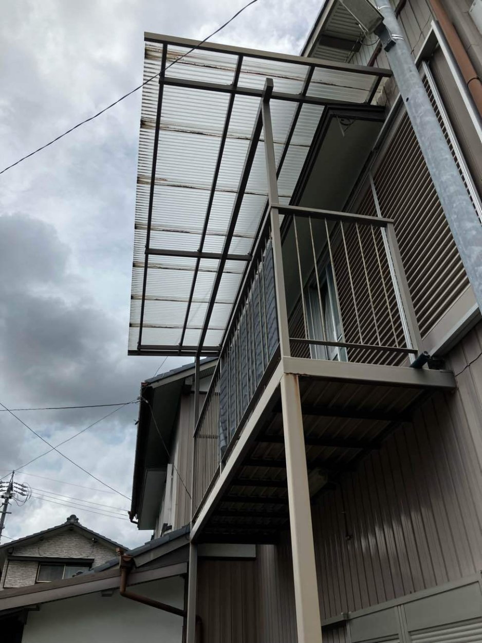 波板から雨水が落ちるので何とかしたい