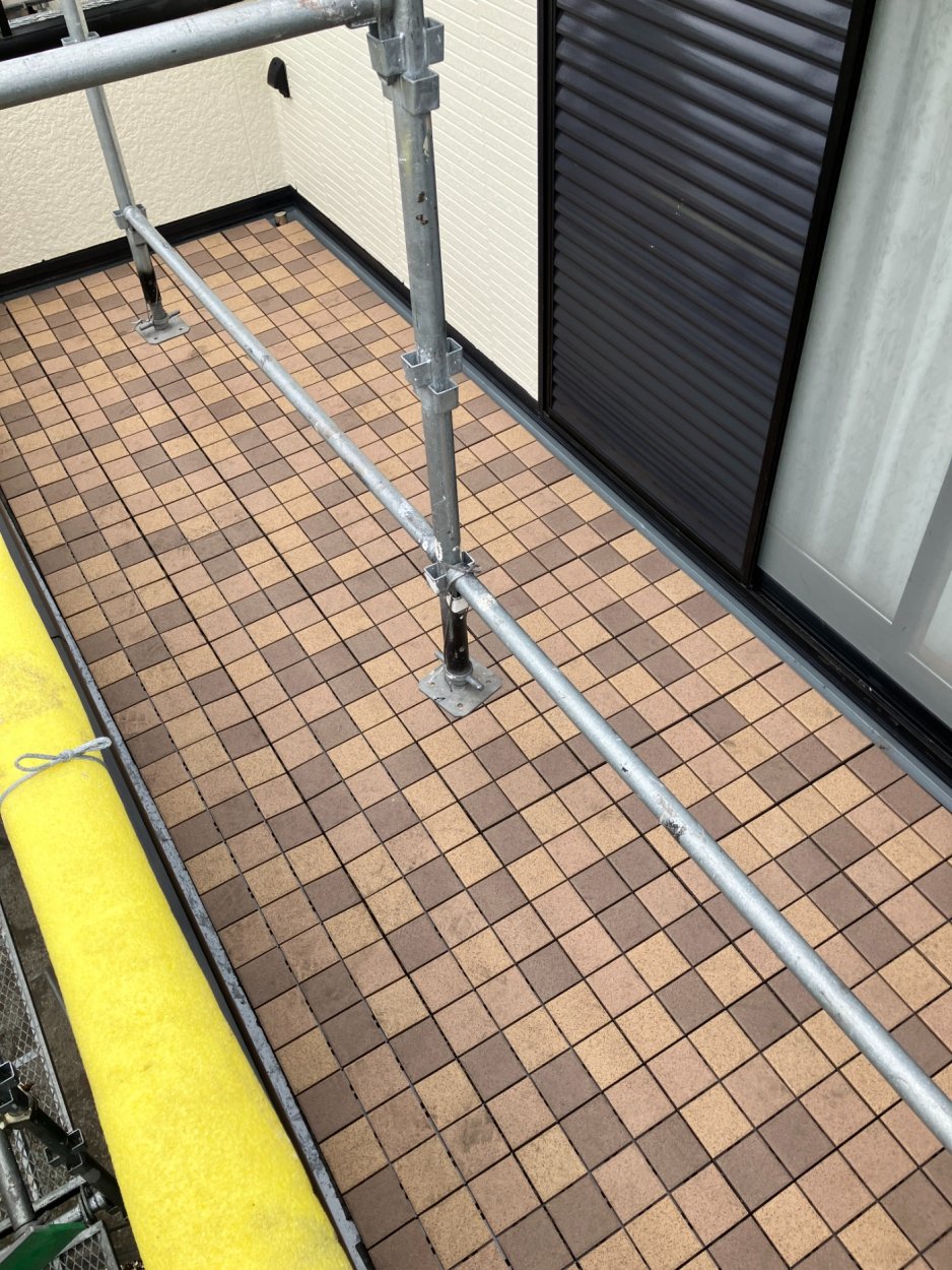 ベランダの防水をやり直して、タイルも新しいものに敷き直しました。