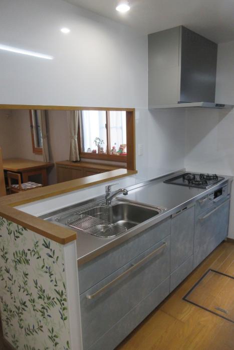 アクセントクロスで爽やかに！彩りが映えるキッチンへ！