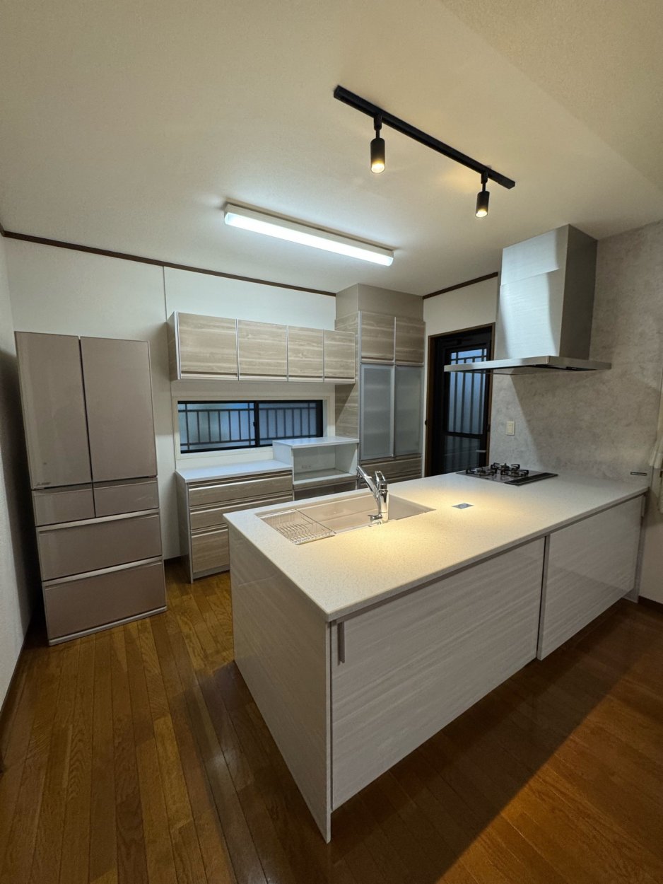 壁をとって、オープンなキッチンに