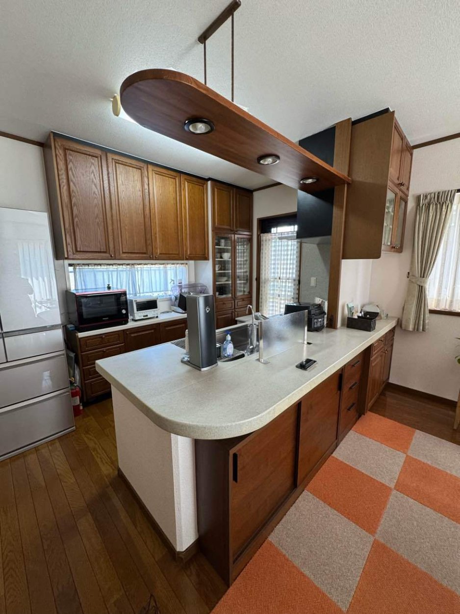 新築時からのキッチンなので、そろそろ交換したい。せっかくやるなら、壁をとってオープンにしたい。