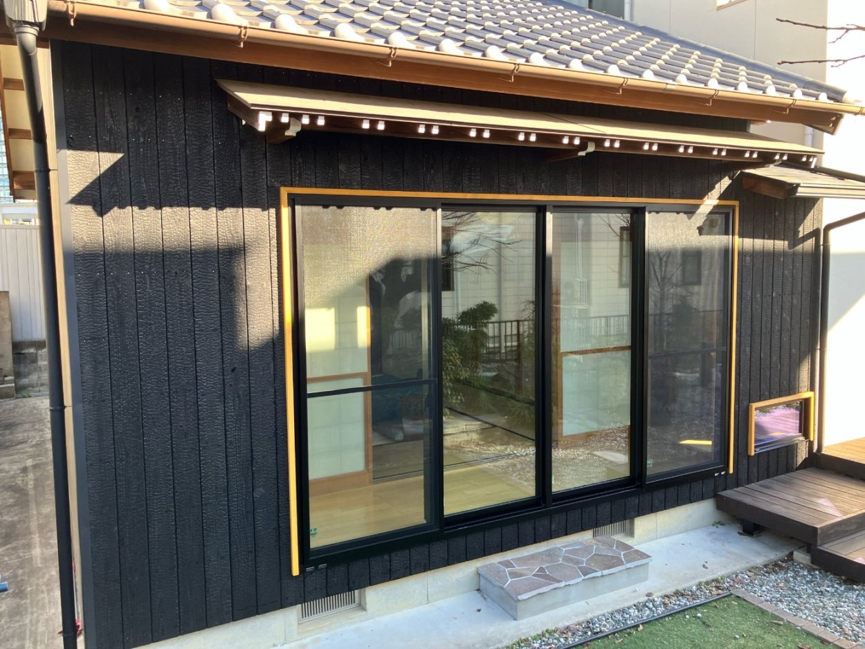 焼杉を使用してオシャレに古民家風になりました。