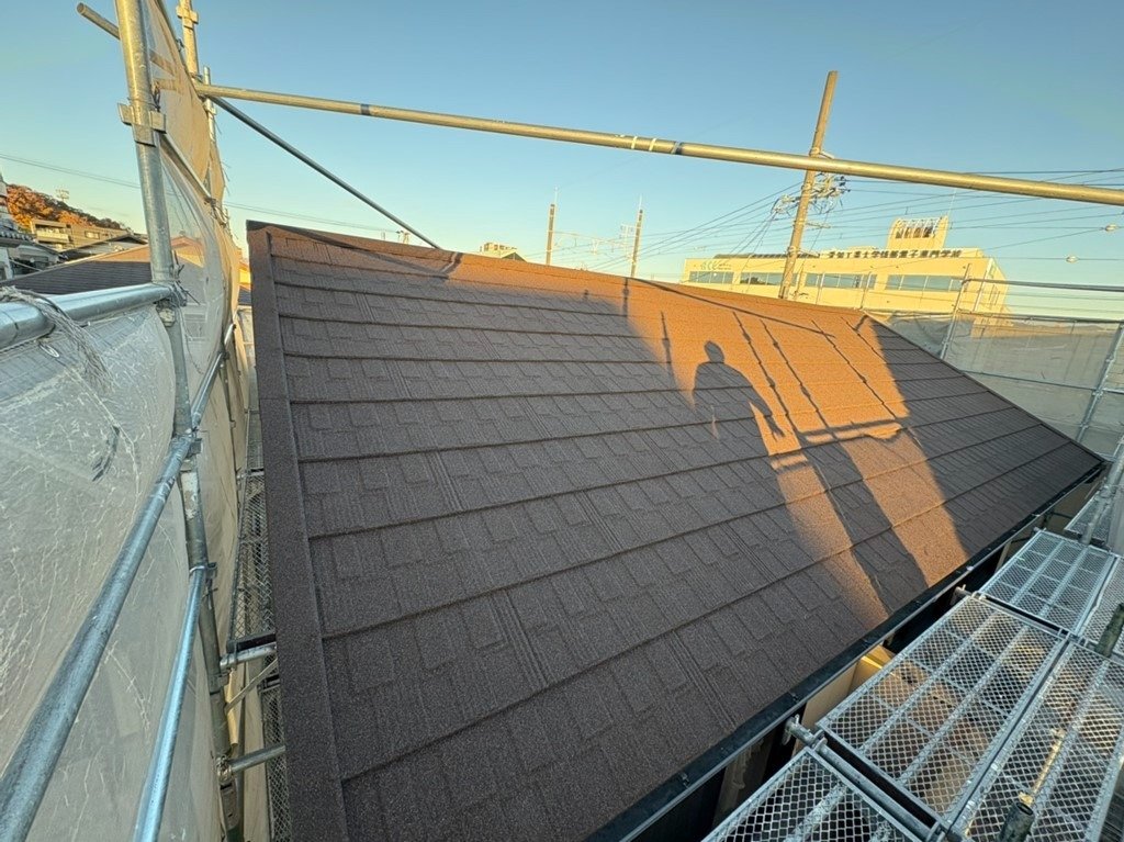 屋根はかぶせて30年保証の強い屋根になりました！！