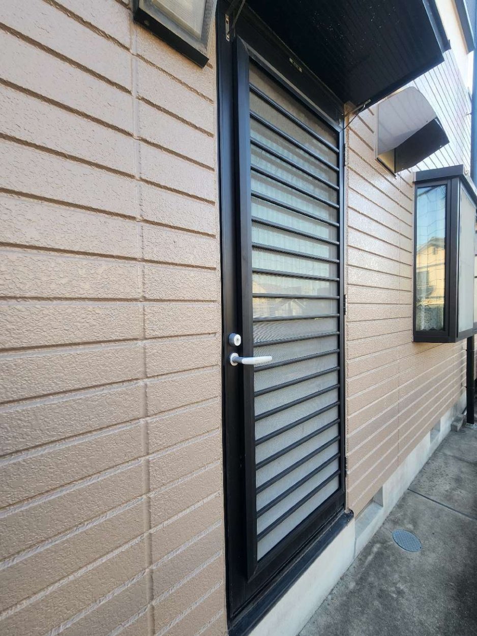 勝手口の採風の調子が悪いからドアごと交換したわ