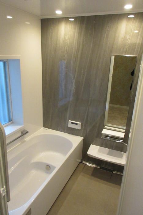 いつものお掃除は入浴の後に！洗面所はご家族で一人ずつ選ばれたクロスを貼りました！