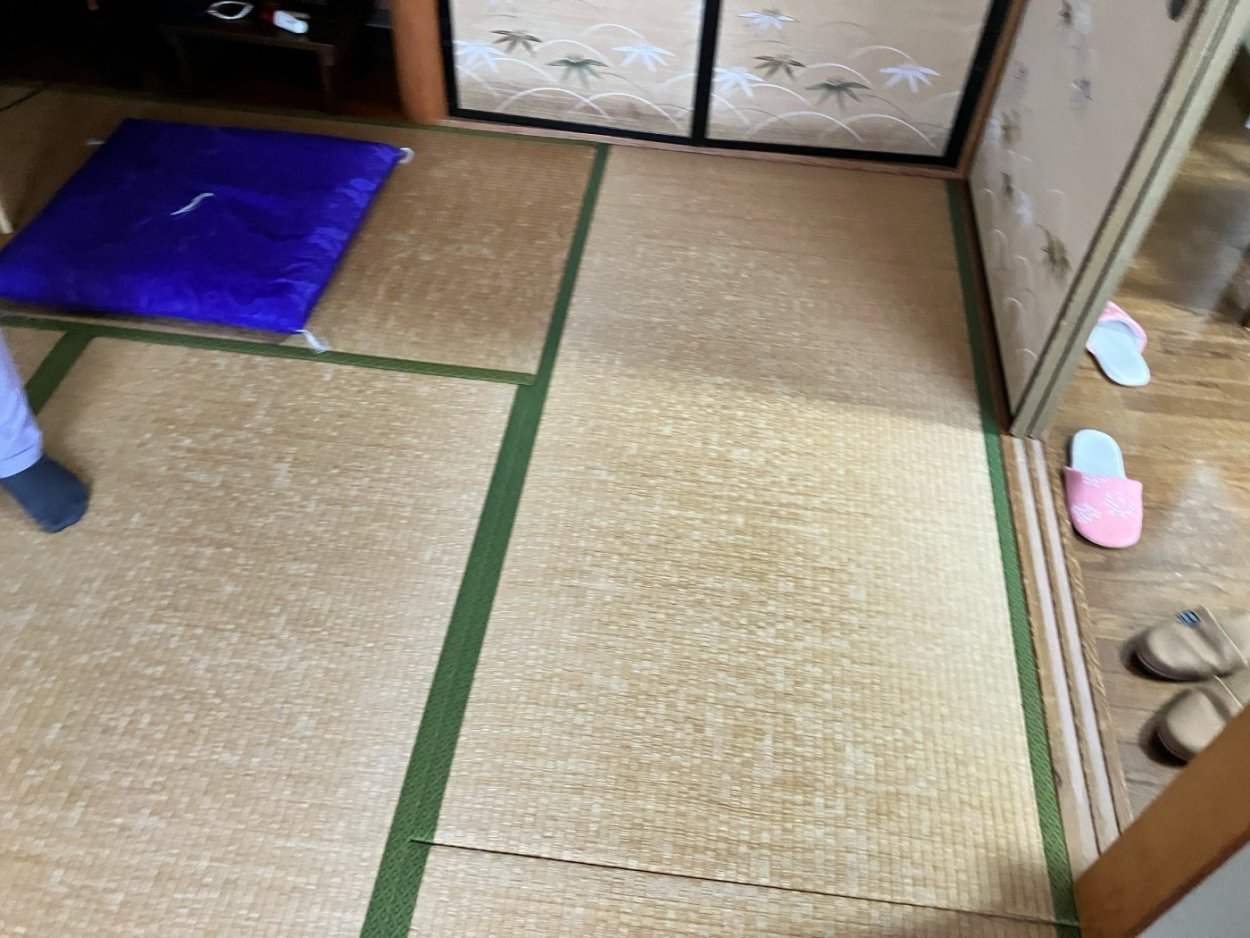 畳がすごい色あせていて
