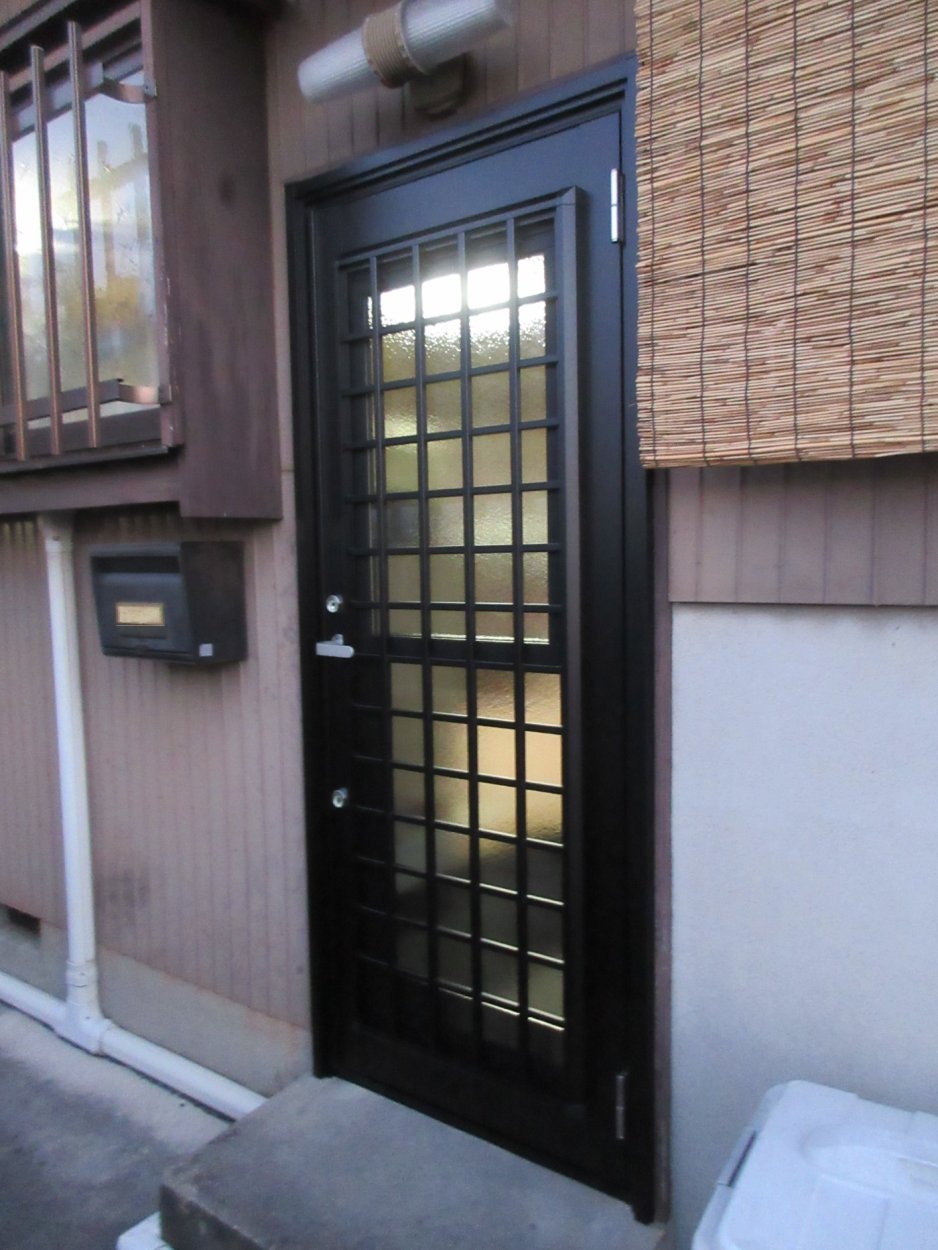 勝手口のお取り替え！面格子とツーロックで防犯に安全に！