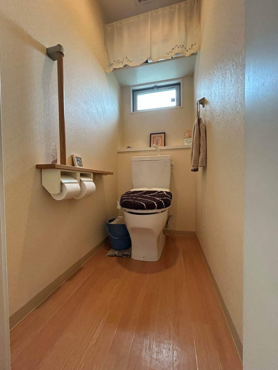 トイレの給水管やコンセントが表に見えているのでなるべく隠してすっきりしたいな・・・