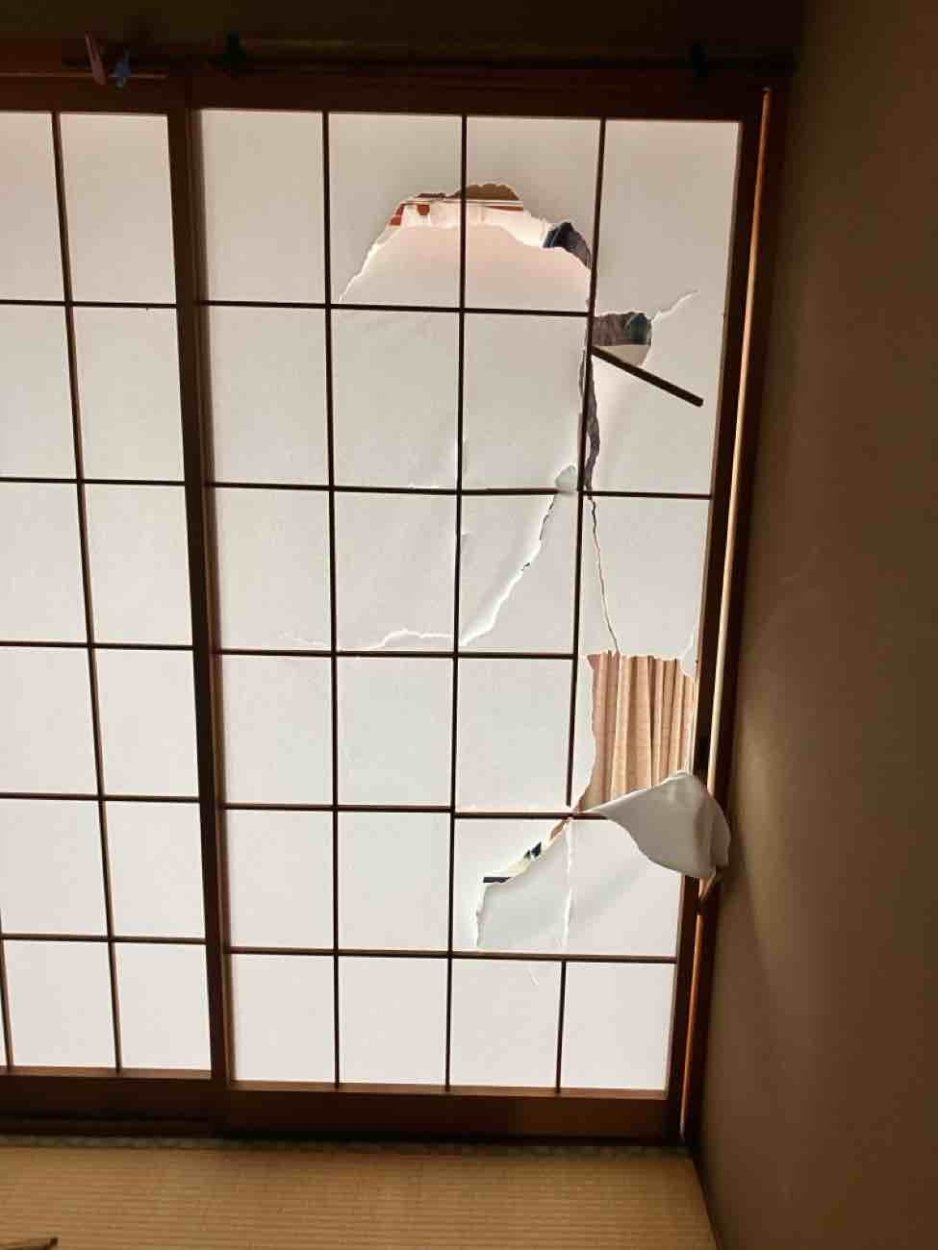 体がよろけて障子を壊してしまった