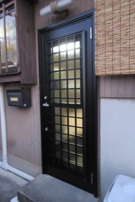 勝手口のお取り替え！面格子とツーロックで防犯に安全に！