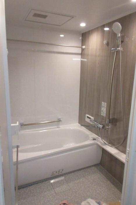 浴室を新しくして洗面台をカウンター式に