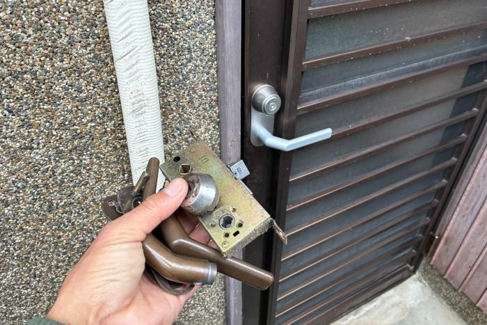 勝手口のハンドル交換